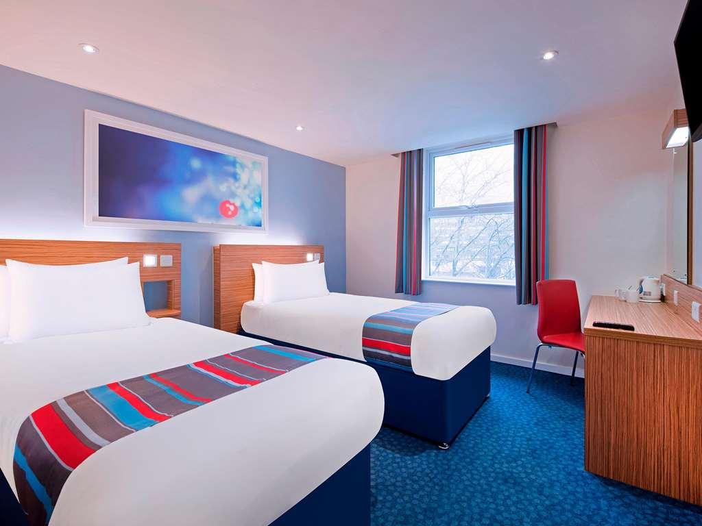 Travelodge Cameron Toll Hotel EDI Zimmer foto